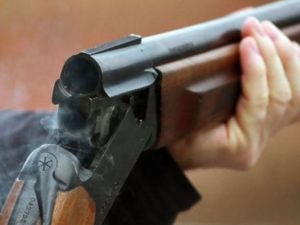 Побеснял дядо с пушка заплаши инкасатори в Каблешково, опита да ги спре да му отчетат водомера