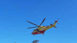 Incidente a Gaiarine: si taglia l’avambraccio con l’accetta mentre sistema il giardino con il padre