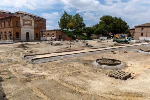 Ferrara, la storia in piazza Travaglio: emersi reperti durante gli scavi