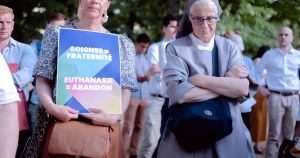 Aide à mourir : dans les établissements privés, les dangers de l’exception confessionnelle
