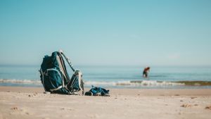 Ladro accerchiato e bloccato in spiaggia dal bagnino e dai turisti: arrestato 21enne