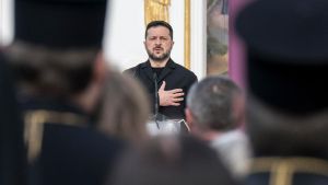 L’ora più buia di Zelensky, il presidente ucraino stretto fra scandali e un nuovo avversario politico