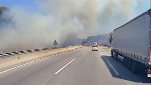 Cortada la AP7 en ambos sentidos a la altura de Gelida por el incendio de un camión que también interrumpe la circulación de Rodalies