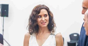 Ayuso se instala en la vivienda que adelantó en exclusiva ElPlural y que Miguel Ángel Rodríguez se negó a confirmar