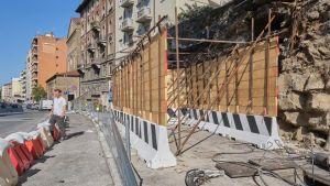 Muro crollato a Trieste, doppia barriera di tubi, legno e cemento a difesa di via Giulia