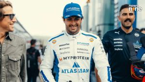 Williams extends Carlos Sainz's contract beyond current season