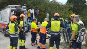 Un hombre de 72 años, evacuado tras sufrir una posible fractura de cadera al caer al suelo por un tropezón en la playa de Cuevas del Mar, en Llanes