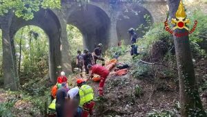 Sbalzato con la moto, finisce in un dirupo a Ragogna: centauro salvo per miracolo