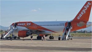 Attimi di panico su un volo da Rimini a Londra: l’equipaggio segnala un guasto, l’aereo inverte la rotta e torna all’aeroporto Fellini