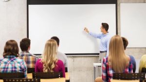 Más profesores interinos en Asturias para cubrir necesidades como la reducción de horas lectivas: habrá 440 más, pero los sindicatos temen que 