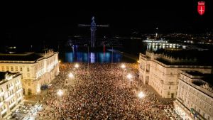 A Trieste show di luce sul mare per 20.000: ecco perché dura 12 minuti