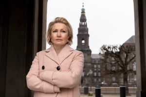 Mette Frederiksen vil gøre alt for at passe på Danmark – også sælge ud af danskernes frihed