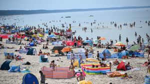 De Poolse kust valt nu ook bij buitenlandse toeristen in de smaak: betaalbaar, mooi en lekker koel