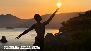 La danza di Roberto Bolle al tramonto sul mare tra le isole Li Galli