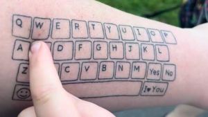 Una tastiera tatuata sul braccio della mamma per comunicare con il figlio autistico: la storia che ha commosso il mondo