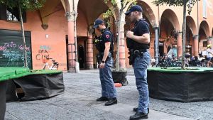 Accoltellamento in piazza Verdi, giovane aggredito e ferito al volto da un gruppo di 4 persone