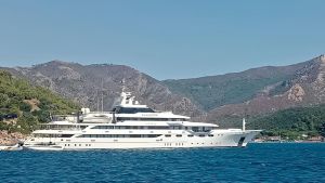 Ecco Emir, una villa sull’acqua. La splendida e misteriosa imbarcazione all’isola d’Elba
