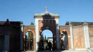 Aggredita in cimitero: le rubano la collana d’oro e la insultano