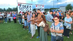Asolo in fiaccolata per Nicola ricoverato a Barcellona: «Ti aspettiamo, resisti»