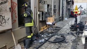 Raid di fuoco nel negozio in pieno centro: nel mirino ‘Scalasedici’ di Simona Bonacci