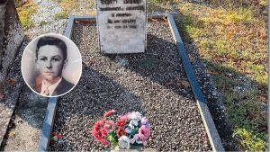 Fiori sulla tomba del giovane Carlo Conti: l’omaggio lungo 80 anni del benefattore anonimo