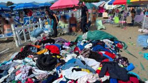 Sulla spiaggia arrivano gli agenti, fuggi fuggi degli ambulanti abusivi e merce abbandonata