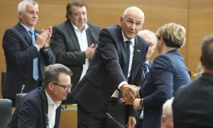 Vroča jesen za Janševo vlado: referendumi, lokalne volitve in Black Cube