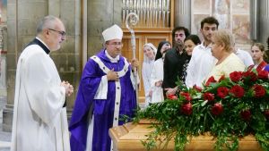 Folla in Duomo per l’addio a Flora Gualdani. ll ricordo commosso di Bassetti: “Ha consumato la vita per gli altri”