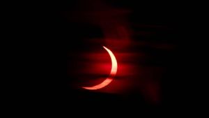 La foscor de l’eclipsi al far del Cap Salines: quan no pots entrar a casa teva