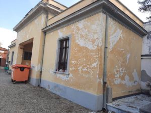 Finestre rotte e intonaco che si stacca, il cimitero di Rodallo nel degrado