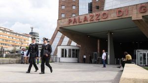 Molestie e frasi choc alla collega. Si denuda dietro al bancone: licenziato dall’hotel a 5 stelle