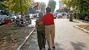Anziani sempre più soli e 1.300 badanti in meno: la morsa dell'assistenza che manca in Friuli Venezia Giulia