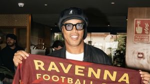 Ronaldinho al Ravenna, una favola d’estate: la breaking news nella notte, la dinastia Gardini, i meme virali e la maglia introvabile