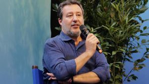 Caso Fakir, Salvini difende gli agenti: 