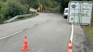 La carretera de la Pola a Bendición (SI-8), cortada por un socavón un año después de que el Principado invirtiera 1,3 millones de euros en su mejora