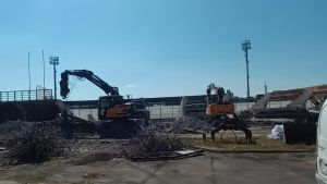 I lavori allo stadio. Abbattuti i distinti. Il Benelli cambia volto