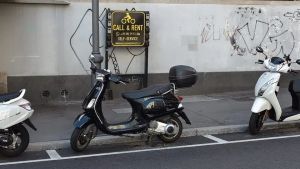 Noleggio degli scooter in largo Riborgo a Trieste, ma l’insegna è abusiva: scatta la multa