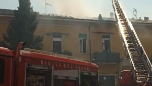 Cinisello, incendio in una corte di via Cavour: sette alloggi dichiarati inagibili: “Decenni di sacrifici andati in fumo”