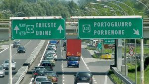 Incidente sulla A4 tra Portogruaro e Latisana, una fiat Panda si ribalta: tre giovani feriti