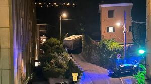 Errore del navigatore Gps: Tir resta incastrato per ore in vicolo delle Rose a Trieste