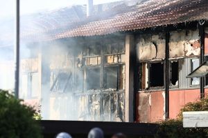 Lige nu: Tag kollapser efter brand i flere boliger - beboere evakueret