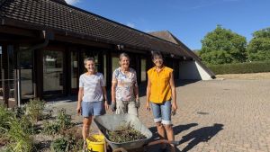 Blumenpflege trotz Trockenheit: Wie Ehrenamtliche Birkendorf verschönern