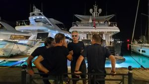 Il mare calmo della sera di Bocelli è quello dell’Elba. Foto e chiacchiere con i fan a Portoferraio