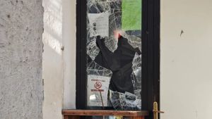 Sfondata la vetrina del bar di via Settefontane 13 a Trieste: interviene di nuovo la polizia