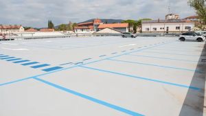 Semivuoto il parcheggio di via Manzoni a Gorizia, l’opposizione: «Soldi buttati»