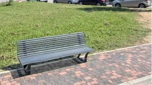 Caorle, ragazzina trovata seminuda su una panchina: «Mi hanno drogato»