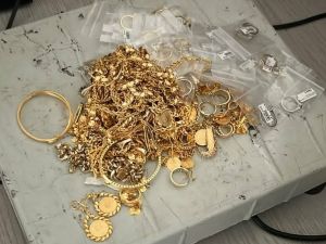 Златен удар на Малко Търново: Над 600 грама бижута за 88 хил. евро откриха в чанта и джобове