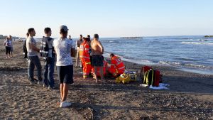 Porto Garibaldi, malore mentre cammina in spiaggia: muore turista bolognese