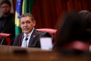 Eleições nas ruas e candidatos carregando promessas