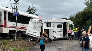 Un tren arrolla a una autocaravana en un polémico paso a nivel de Ribadedeva